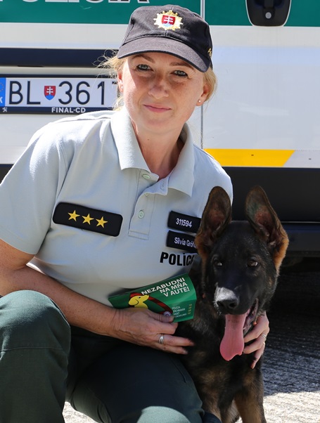 Policajná preventistka Silvia Grófová so služobným šteniatkom